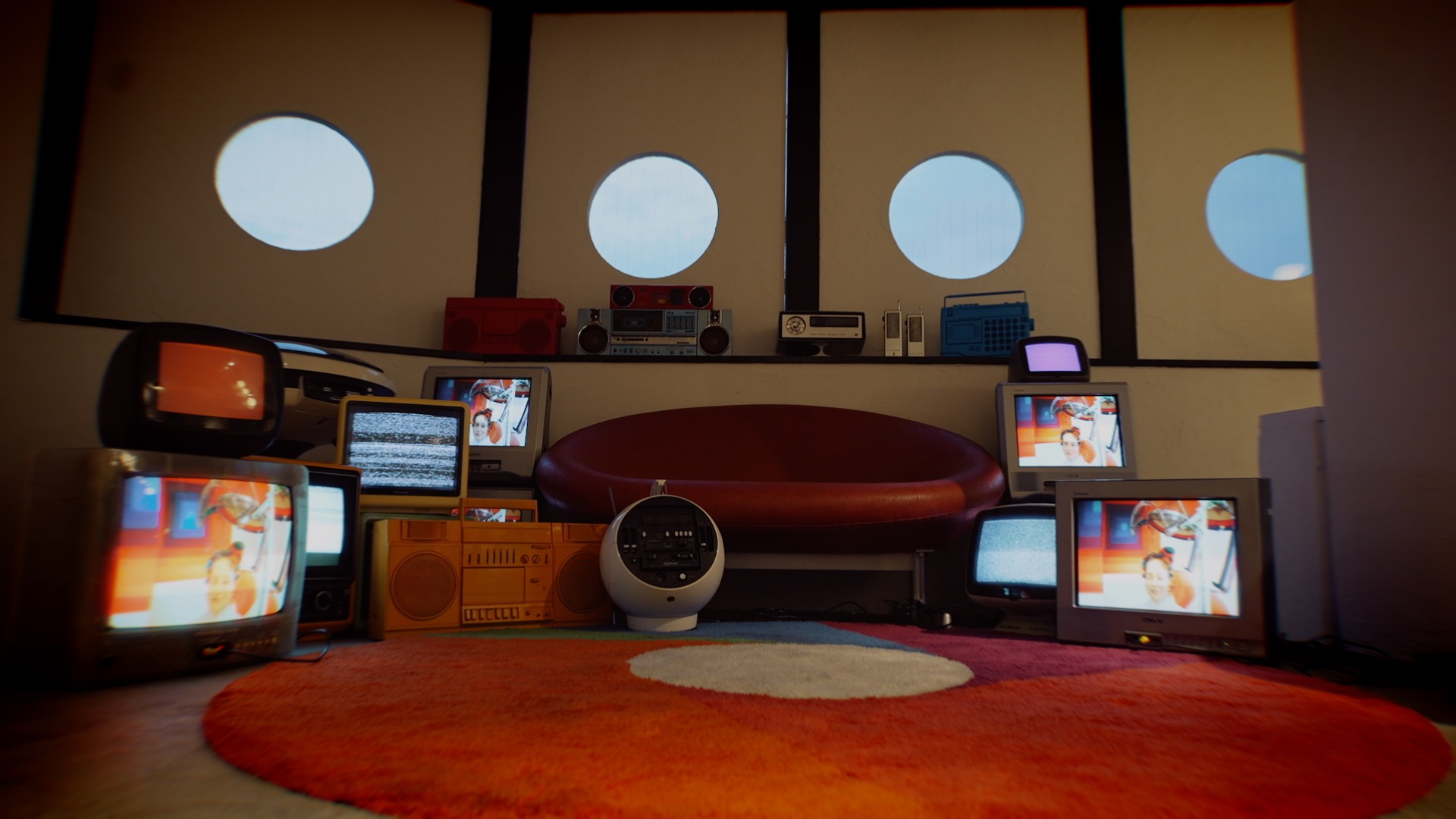 分配器で複数のブラウン管テレビに映像を出しているレトロポップ平和島の一角