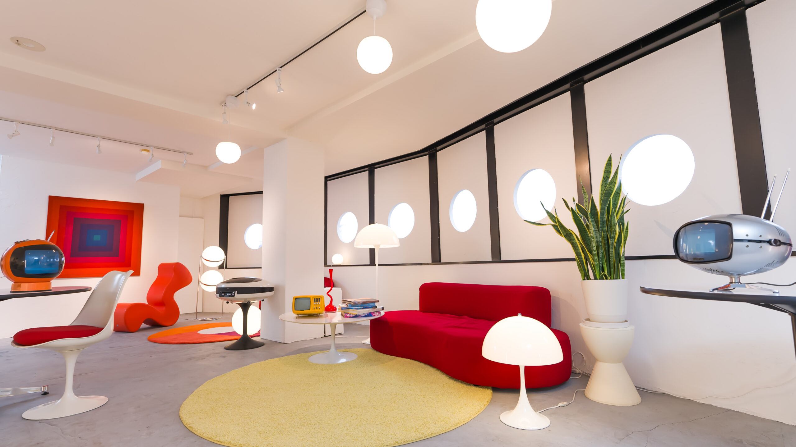 丸窓の造作によって印象が変わったレトロポップ平和島の空間