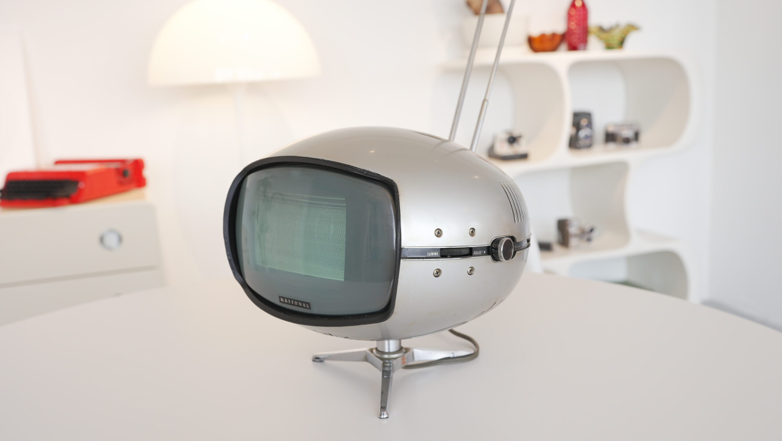 スタジオ初期に導入したビンテージブラウン管テレビ「National POPMECA」