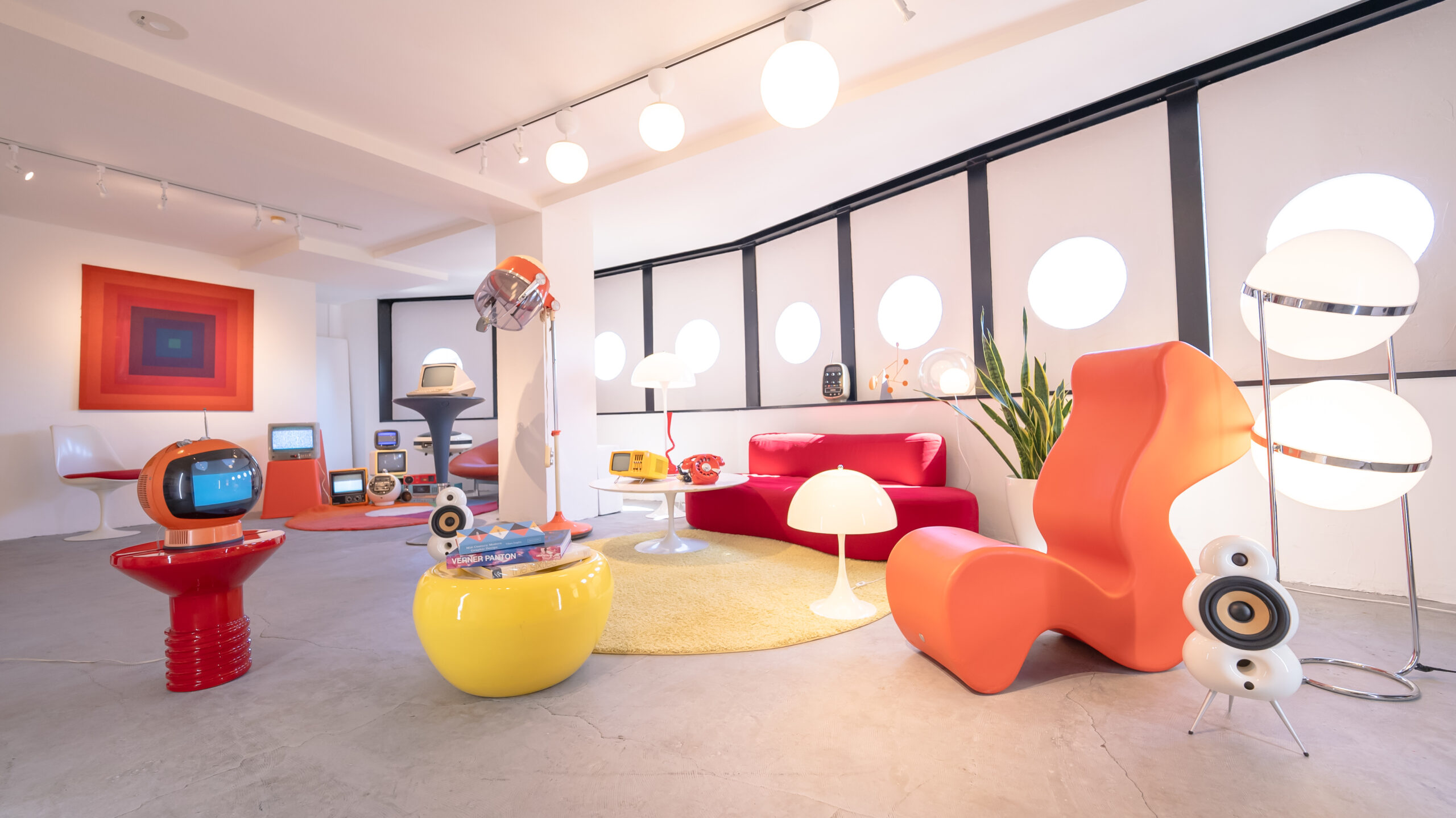 丸窓と曲線家具が並ぶ現在のレトロポップ平和島の空間全体