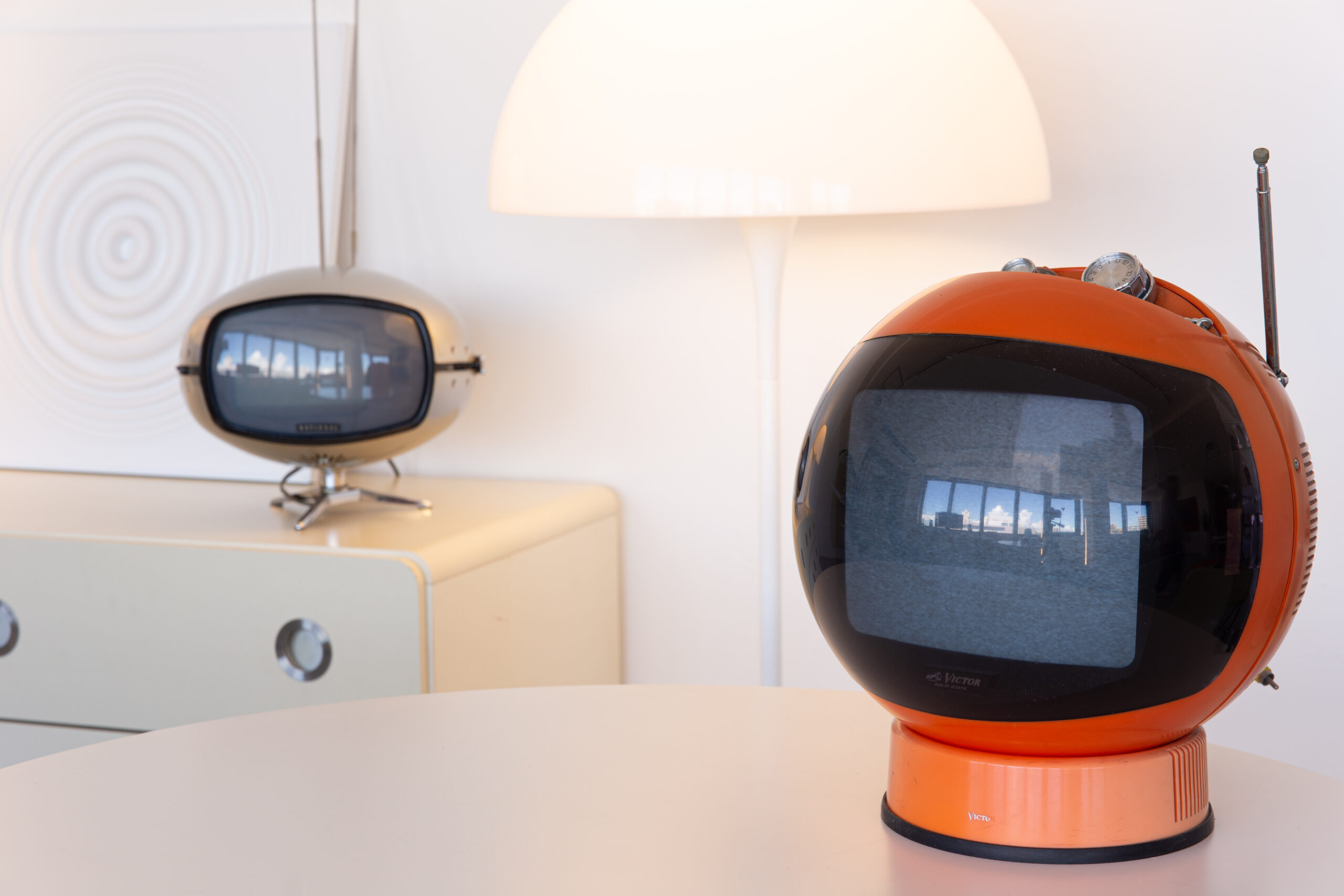 レトロポップ平和島のスタート期に導入したビンテージブラウン管テレビ2台