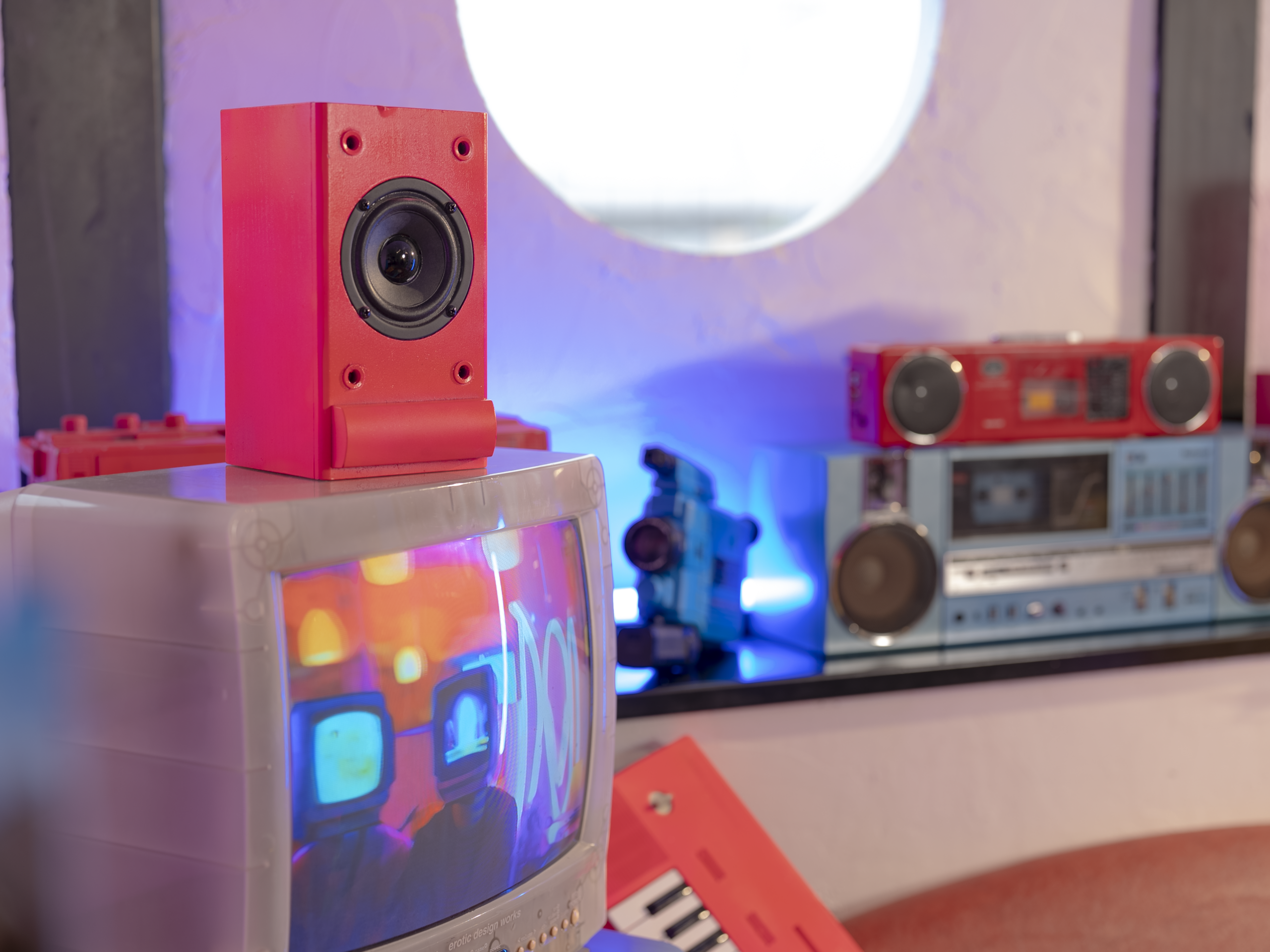 レトロポップ平和島の音を感じるアイテムの一角。スピーカーやラジカセ、ブラウン管テレビが並ぶ写真