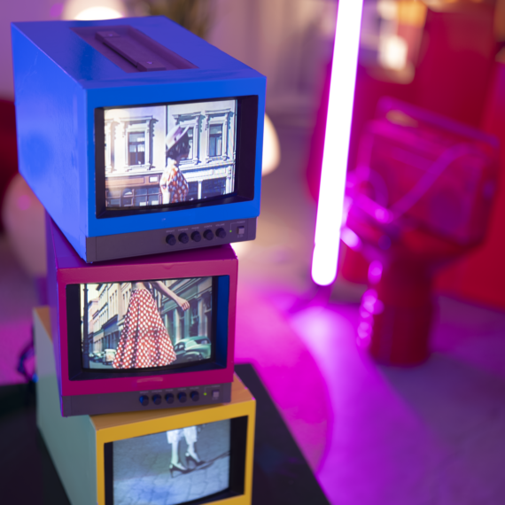 ブルーの台に3台のブラウン管テレビを重ねたセット。ピンクとブルーの照明が入った、レトロポップ平和島のブラウン管テレビエリア