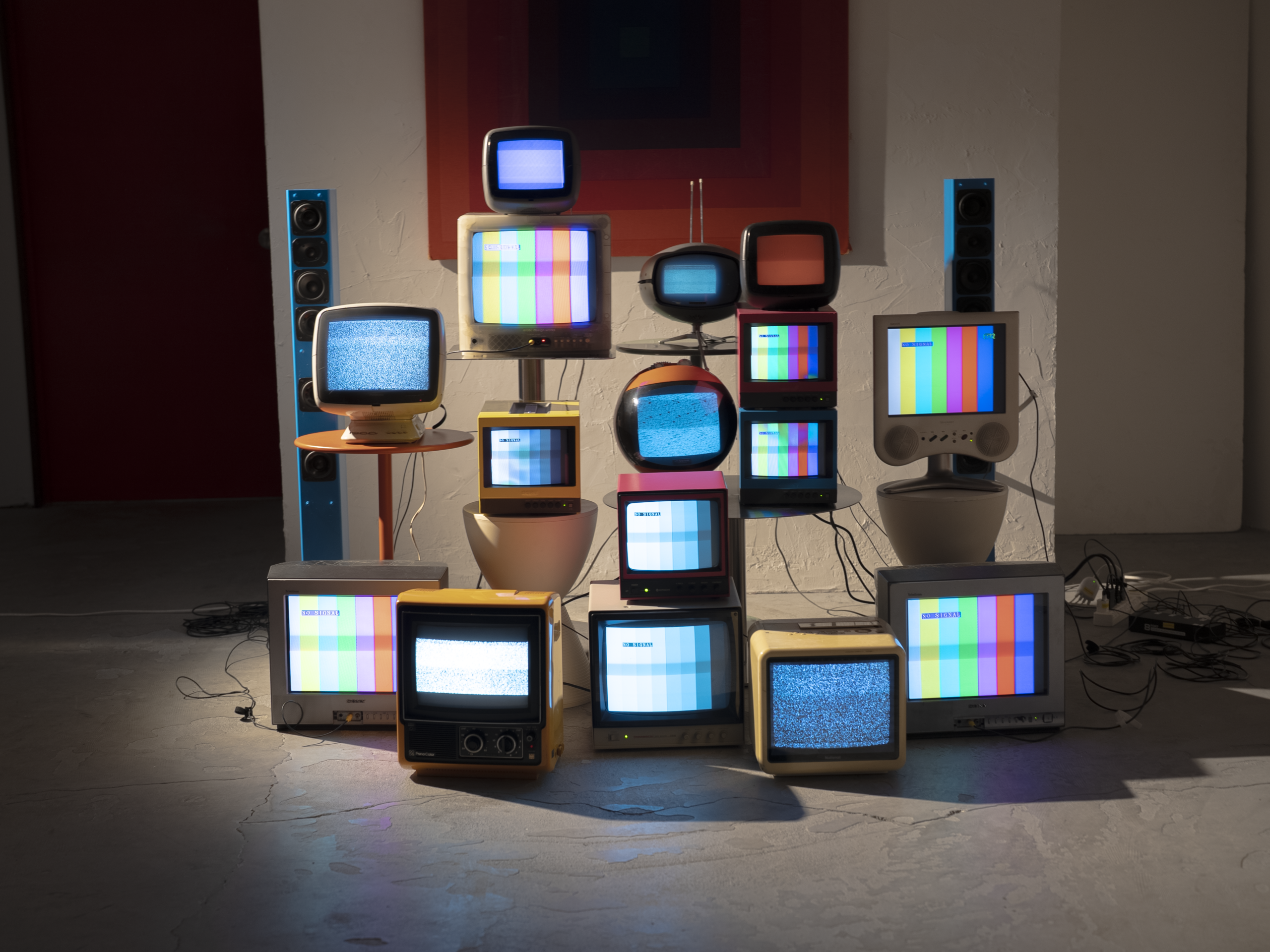 レトロポップ平和島のブラウン管テレビエリア。ブラウン管モニター(ブラウン管テレビ)や丸みのあるブラウン管テレビを積み重ね、モノクロ画面とカラー画面を組み合わせたセット写真