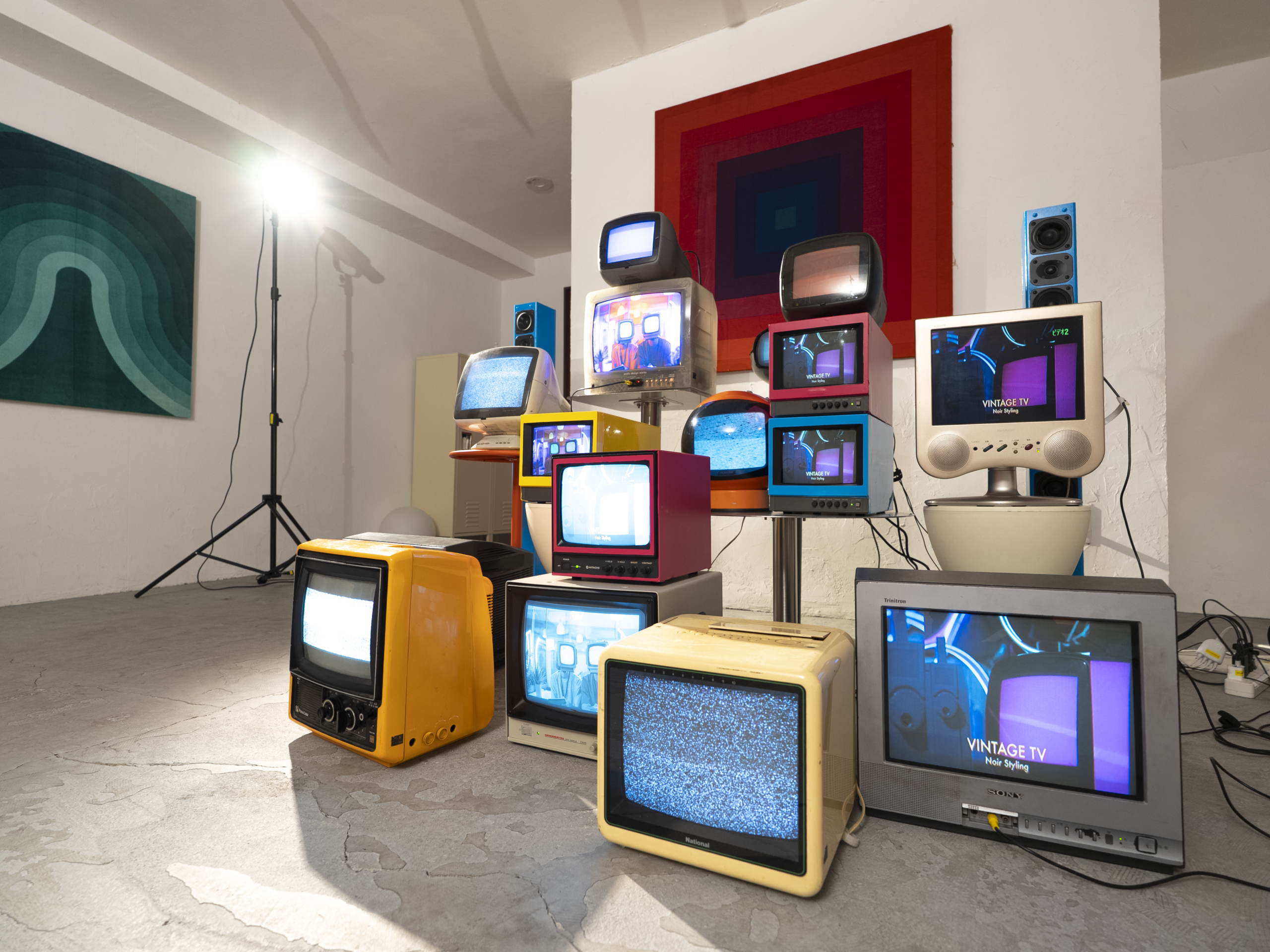 レトロポップ平和島のブラウン管テレビエリア。複数のブラウン管テレビを積み重ねて配置し、色や高さの違いで背景の表情が変わるセット写真