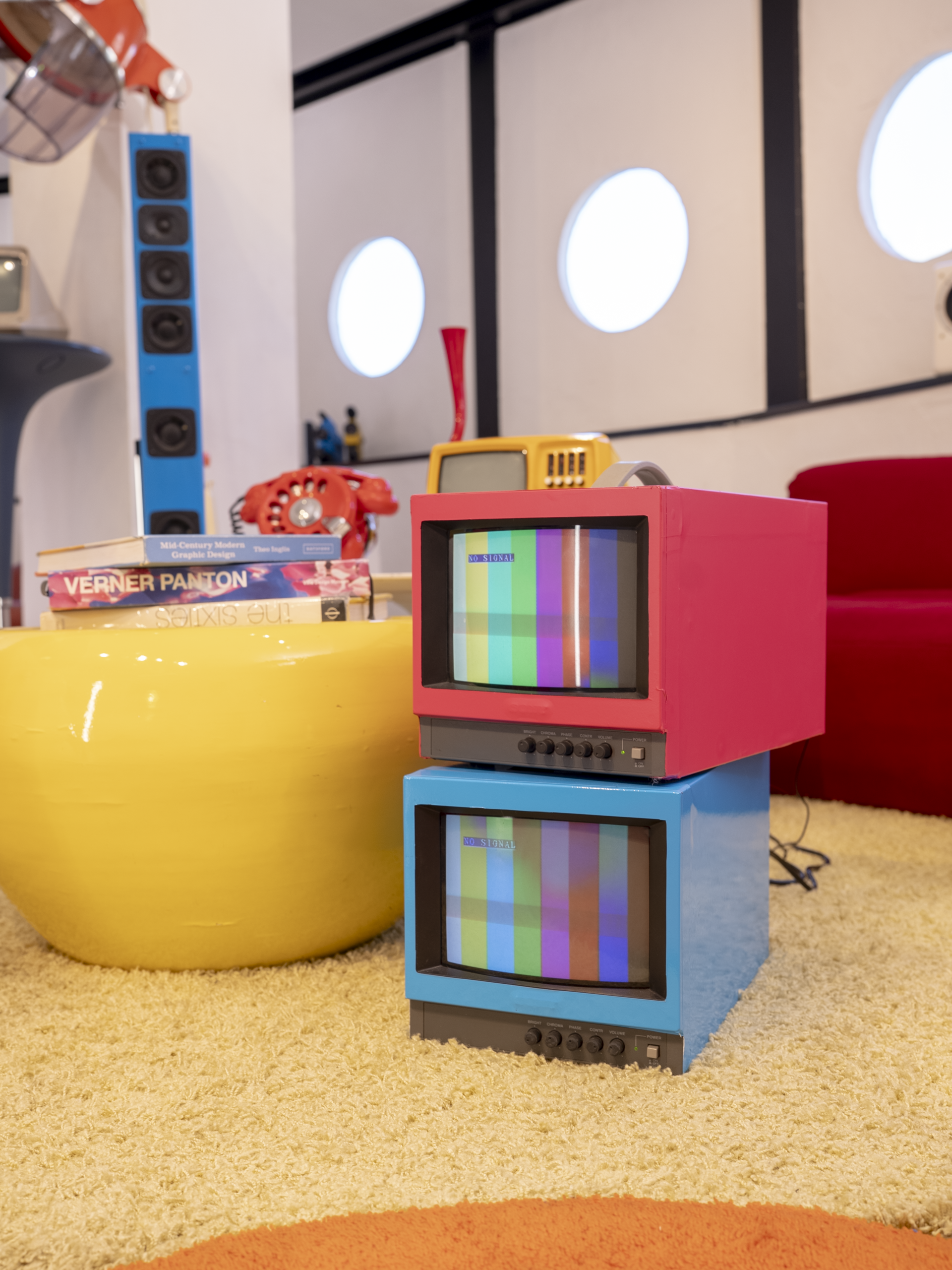 レトロポップ平和島のブラウン管テレビ2台を縦に重ねた写真。色や置き方の組み合わせで空間の見え方が変わる一例